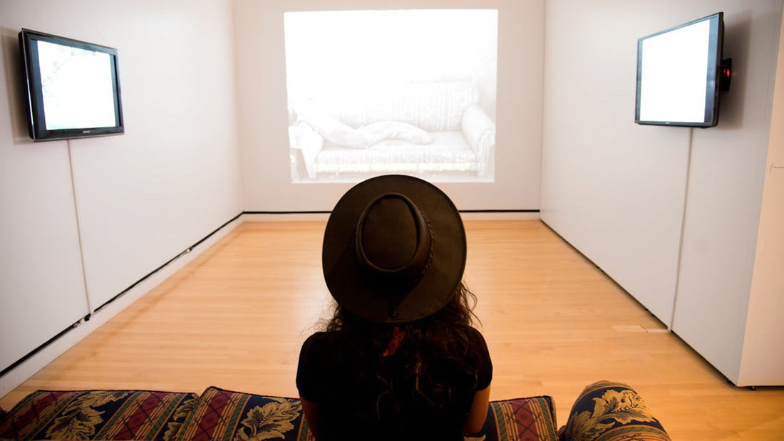 寝室用プロジェクターおすすめ2026｜Aestiquo Q1の270°回転スタンドで部屋いつでも映画館に