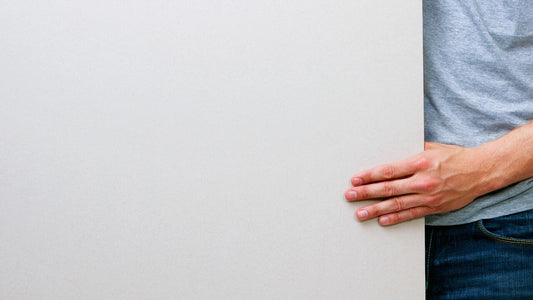 プロジェクターは普通の壁に映せますか？