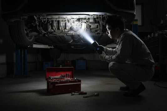 懐中電灯の日常・作業での活用術｜車のトラブル・停電・夜間作業に役立つ使い方ガイド2026