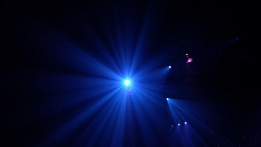 プロジェクターをテレビの代わりに使うには何が必要ですか？